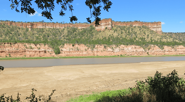 Sem-arid conditions in Save Valley are due to the Rain-shadow effect. Image by Youth Delegates